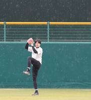 　雪が降るＳＧＬで調整する才木（撮影・西田忠信）