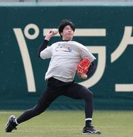 　キャッチボールする才木（撮影・西田忠信）