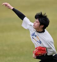 　キャッチボールをする才木（撮影・田中太一）