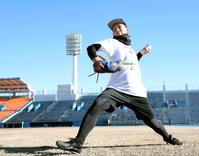 　キャッチボールする岩崎（撮影・伊藤笙子）