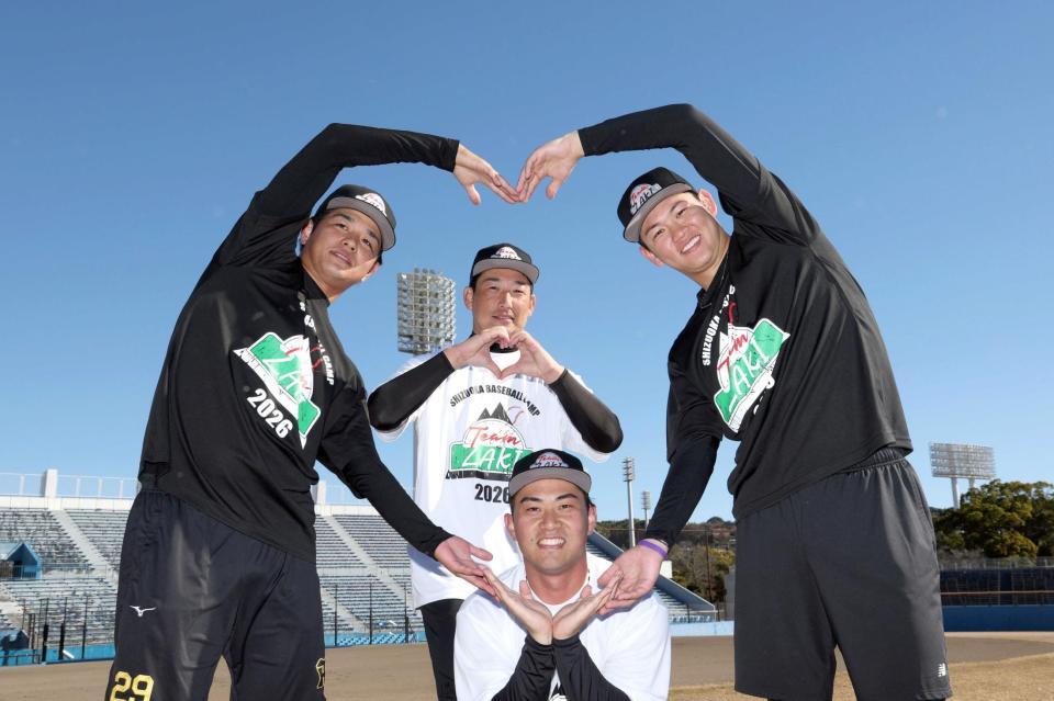 　岩崎（中央奥）をハートで囲む（左から）高橋、桐敷、及川（撮影・伊藤笙子）