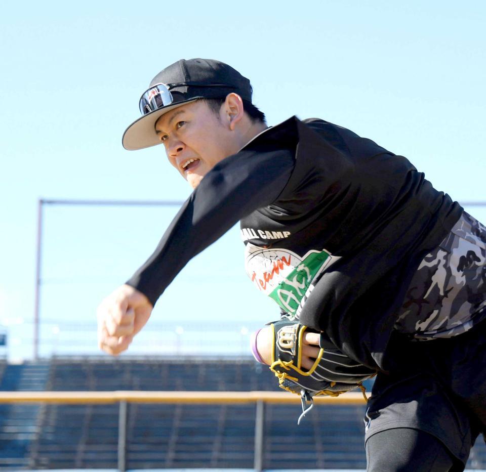 　キャッチボールをする及川（撮影・伊藤笙子）
