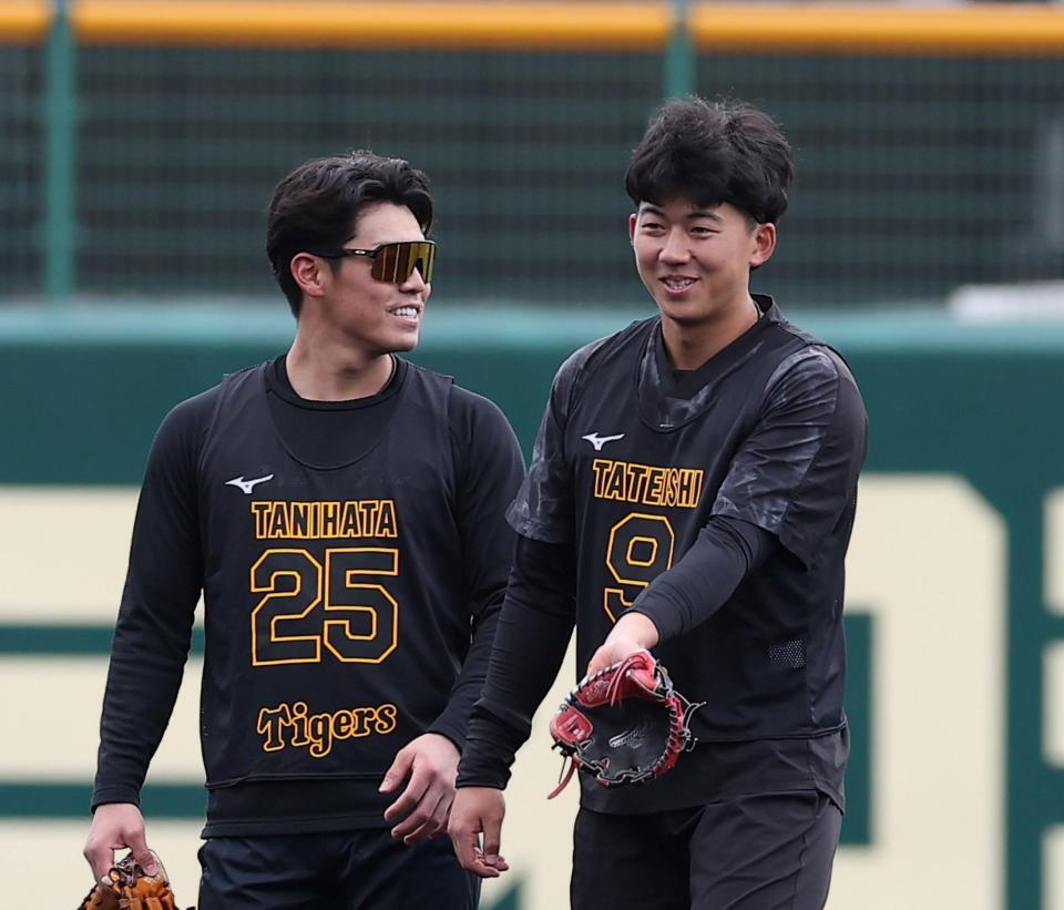 練習の合間に笑顔を見せる阪神・谷端将伍（左）と阪神・立石正広＝日鉄鋼板ＳＧＬスタジアム尼崎（撮影・西田忠信）