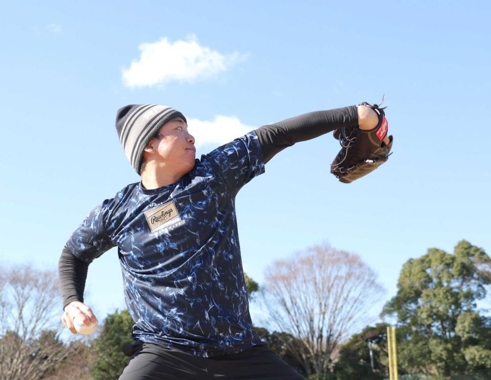 　青空の下でキャッチボールする村上（撮影・西岡正）