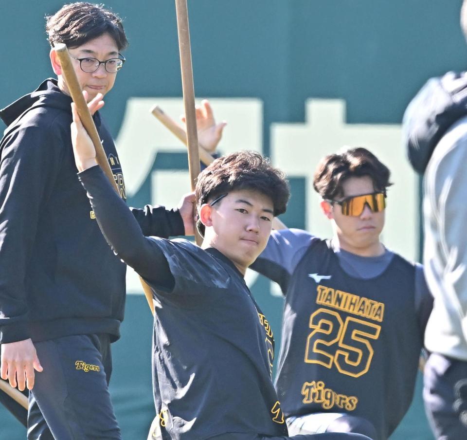 　ストレッチする立石（左）と谷端＝７日