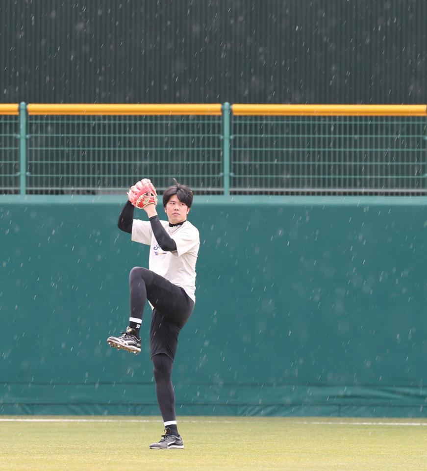 　雪が降るＳＧＬで調整する才木（撮影・西田忠信）