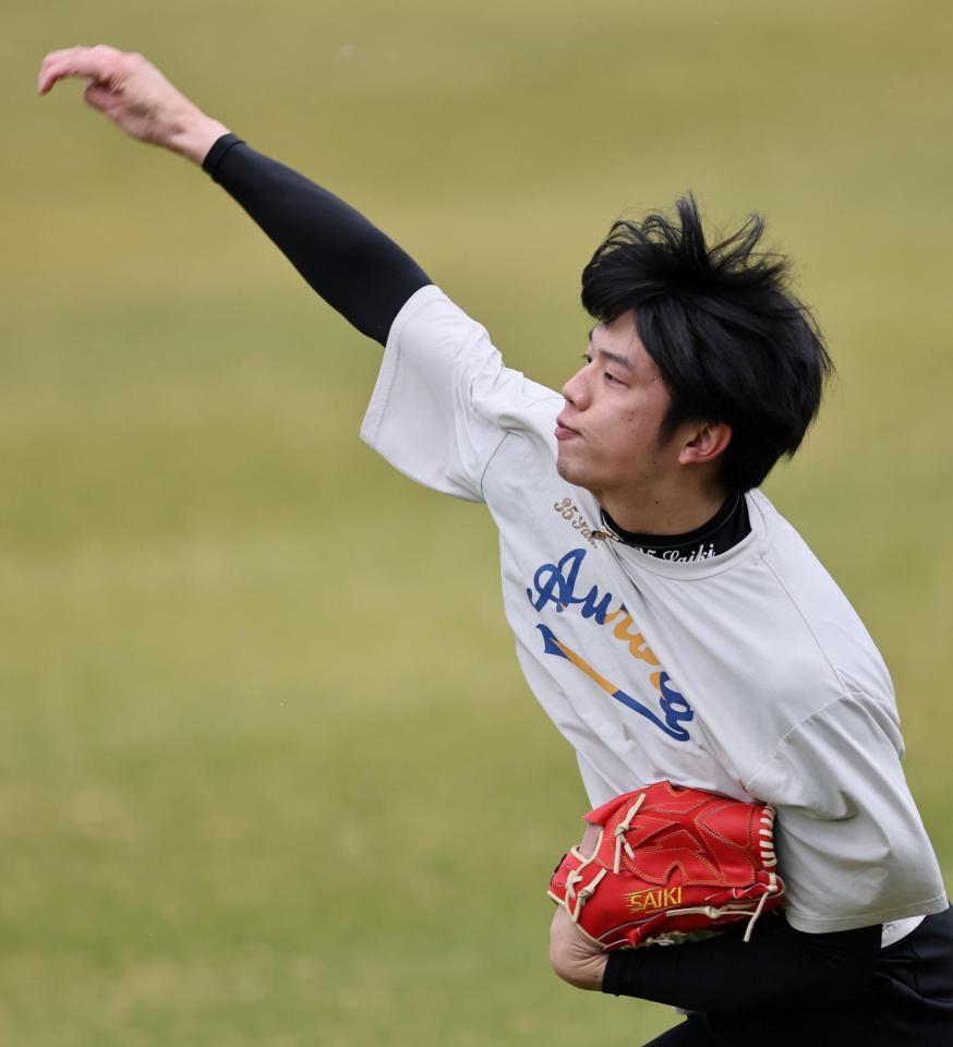 　キャッチボールをする才木（撮影・田中太一）