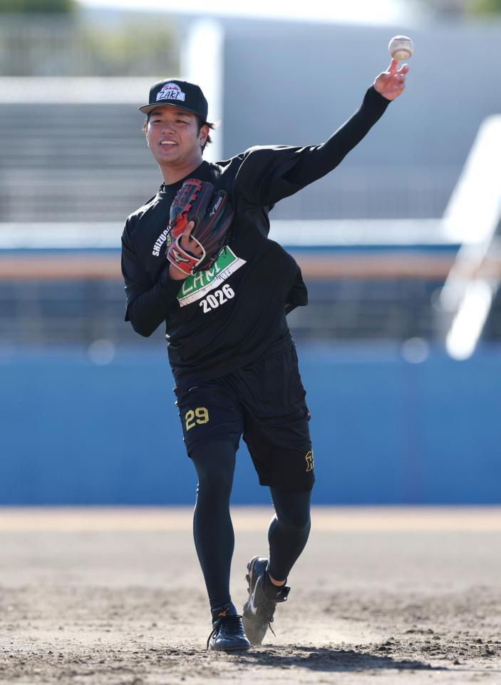 　笑顔でノックを受ける高橋（撮影・伊藤笙子）