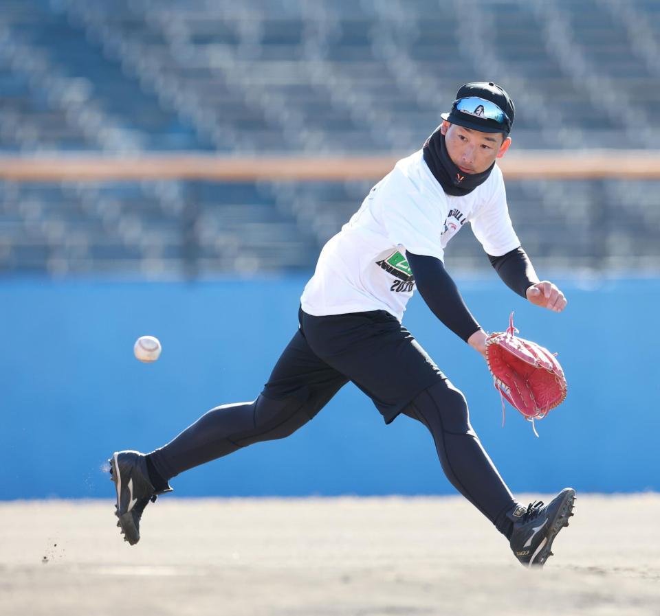 　ノックを受ける岩崎（撮影・伊藤笙子）