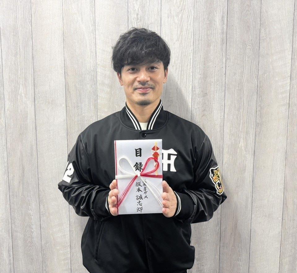 地元・兵庫県養父市内の小中学校に寄付した坂本（提供写真）