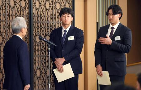 榊原定征コミッショナーから修了証を受け取る阪神・立石、ソフトバンク・稲川（右）＝撮影・金田祐二