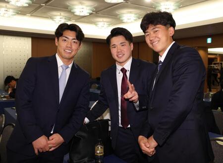 新人研修を終えた（左から）阪神・谷端、ＤｅＮＡ・小田、阪神・立石（撮影・佐々木彰尚）
