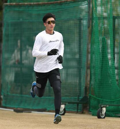 　黙々と走り込む今朝丸（撮影・西田忠信）