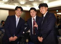 新人研修を終えた（左から）阪神・谷端、ＤｅＮＡ・小田、阪神・立石（撮影・佐々木彰尚）