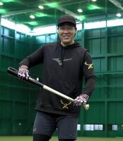バットを手に笑顔を見せる大山（撮影・山口登）
