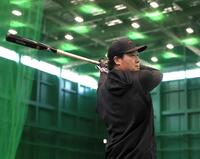 自主トレを公開し、トス打撃でバットを振り込む大山（撮影・山口登）