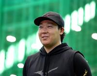 自主トレを公開し、取材に応じる大山（撮影・山口登）