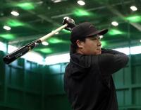 自主トレを公開し、トス打撃でバットを振り込む大山（撮影・山口登）