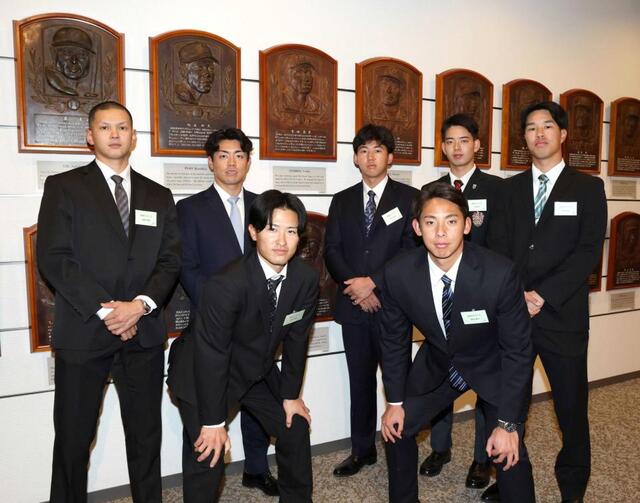 　吉田義男氏のレリーフの前で記念撮影する阪神の新人選手たち（撮影・伊藤笙子）