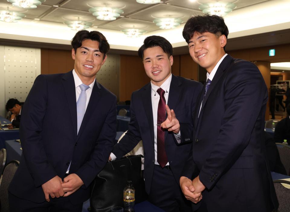 新人研修を終えた（左から）阪神・谷端、ＤｅＮＡ・小田、阪神・立石（撮影・佐々木彰尚）