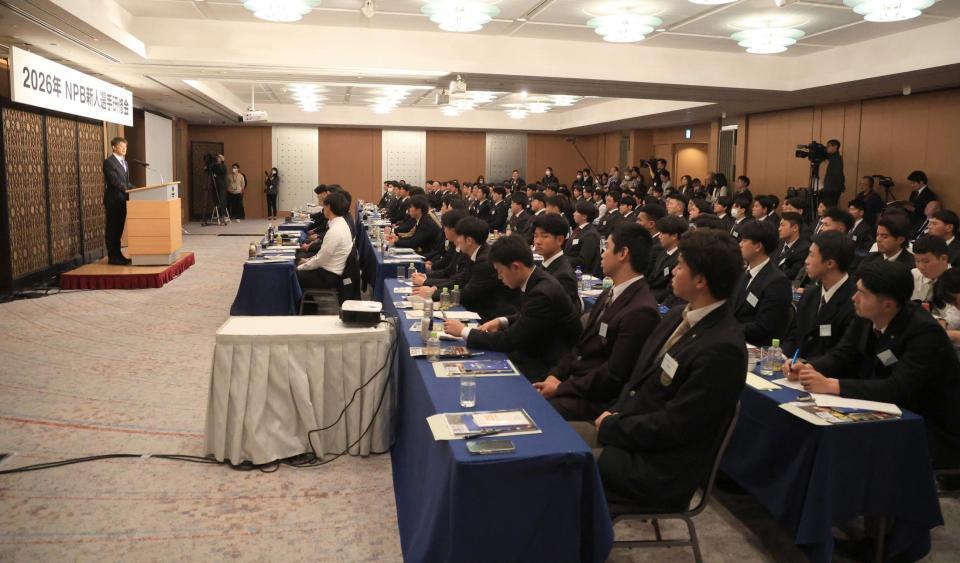 能見篤史氏の講演を聞く新人選手（撮影・金田祐二）