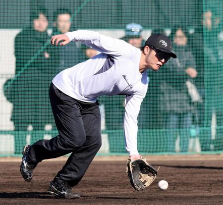 ノックを受ける小野寺（撮影・山口登）