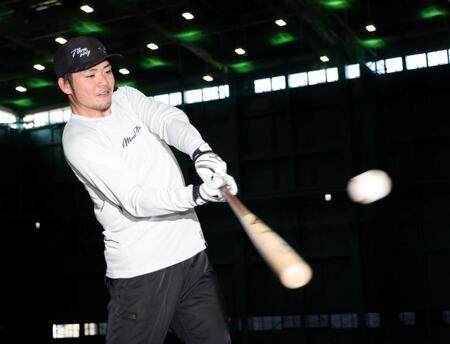 自主トレを公開し、トス打撃でバットを振り込む小野寺（撮影・山口登）