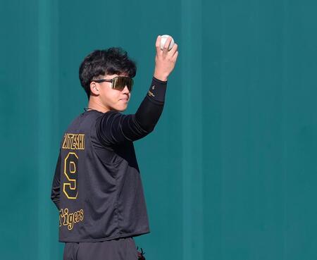 キャッチボールをして肩を温める立石正（撮影・立川洋一郎）