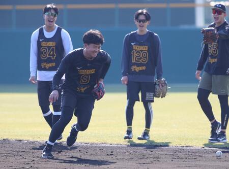 ノックのボールを後方にそらし、苦笑いの立石（撮影・坂部計介）