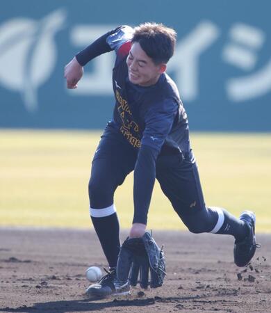 笑顔でノックを受ける早瀬（撮影・坂部計介）