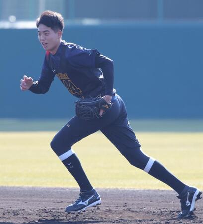 ノックでボールを追う早瀬（撮影・坂部計介）