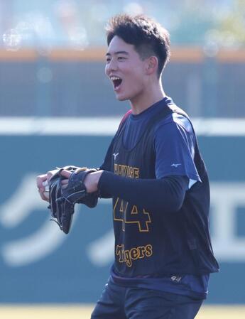 元気よくノックを受ける阪神・早瀬朔（撮影・坂部計介）