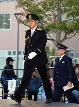 尼崎東警察署「一日警察署長」の委嘱式に登壇する早川（左）＝撮影・山口登