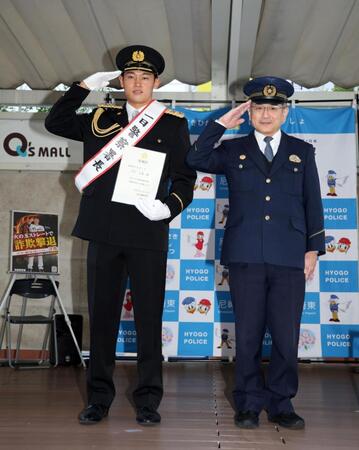尼崎東警察署「一日警察署長」に委嘱された早川（右は北尾祐一尼崎東警察署長）＝撮影・山口登