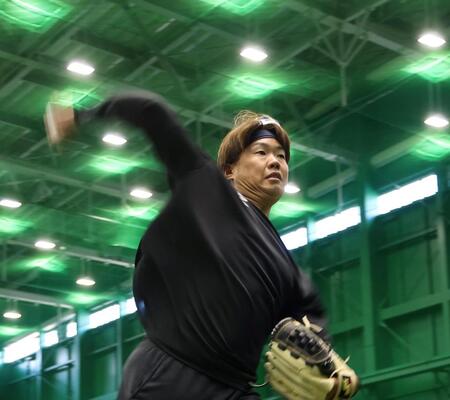 　自主トレを公開しキャッチボールする西勇（撮影・西田忠信）