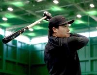 　トス打撃でバットを振り込む大山