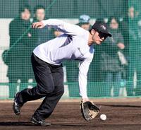 ノックを受ける小野寺（撮影・山口登）