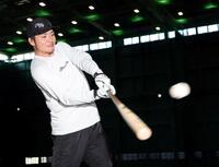 自主トレを公開し、トス打撃でバットを振り込む小野寺（撮影・山口登）