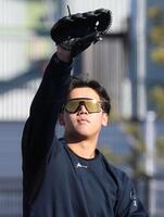 　キャッチボールする門別