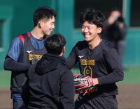 　ノックを受けて笑顔を見せる立石。左は早瀬（撮影・立川洋一郎）