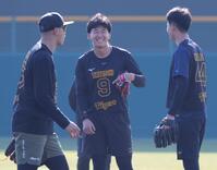 練習中、笑顔を見せる立石（撮影・坂部計介）