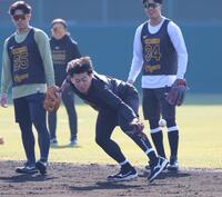 ノックのボールを後方にそらす立石（撮影・坂部計介）