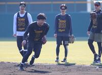 ノックのボールを後方にそらし、苦笑いの立石（撮影・坂部計介）