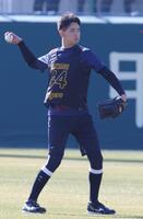 キャッチボールをする早瀬（撮影・坂部計介）