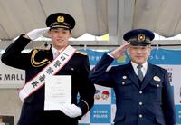　「一日警察署長」に委嘱された早川（左）