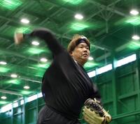 　自主トレを公開しキャッチボールする西勇（撮影・西田忠信）