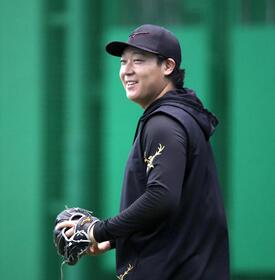 練習中、笑顔を見せる大山（撮影・山口登）