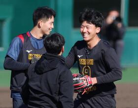 　ノックを受けて笑顔を見せる立石。左は早瀬（撮影・立川洋一郎）