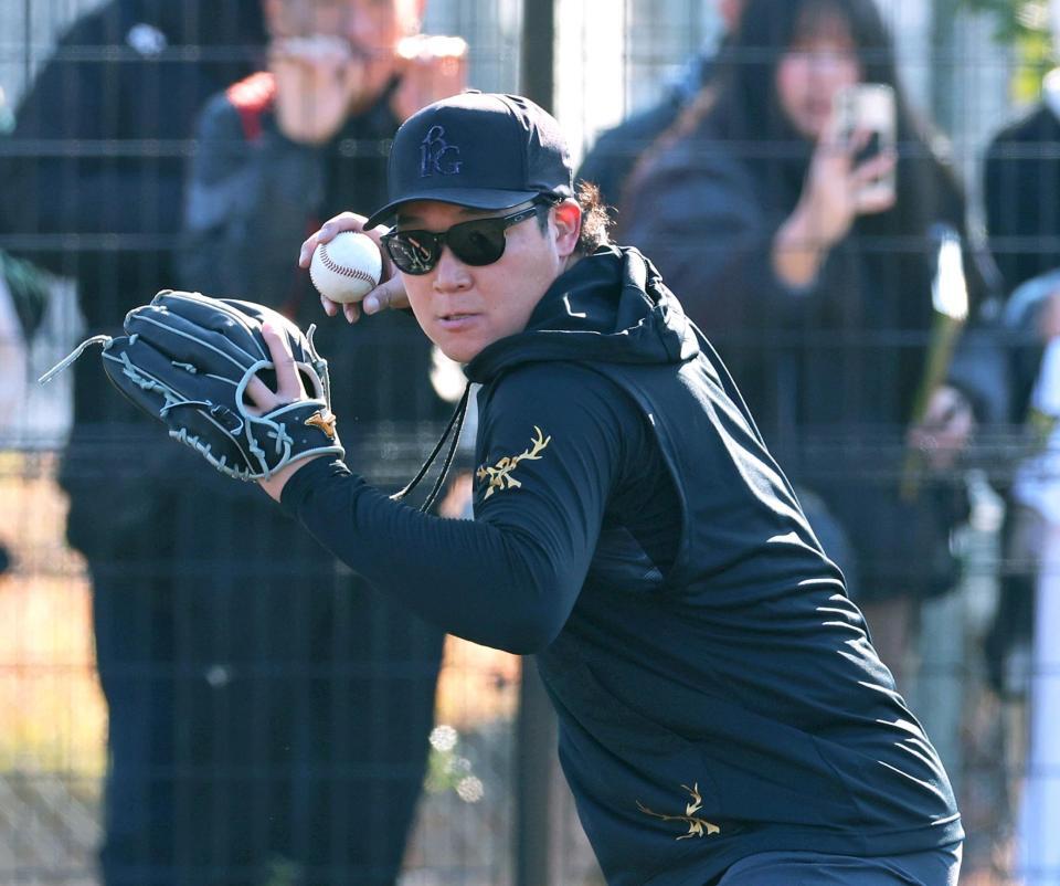 ノックの打球を処理して送球する大山（撮影・立川洋一郎）