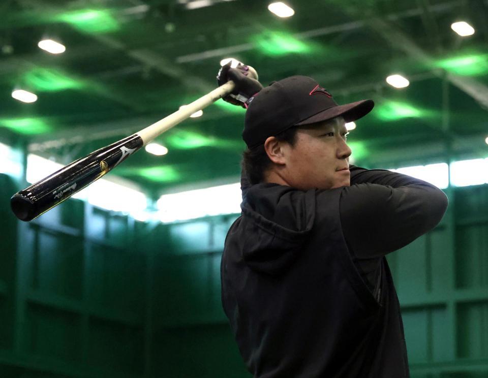 自主トレを公開し、トス打撃でバットを振り込む大山（撮影・山口登）